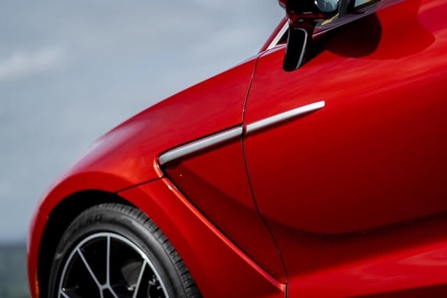 khe-gio-xe-aston-martin-dbx