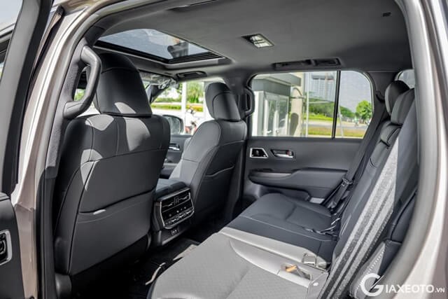 khoang-hanh-khach-toyota-land-cruiser