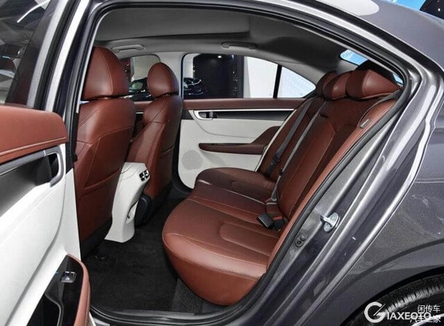 khoang-hanh-khach-xe-hyundai-mistra