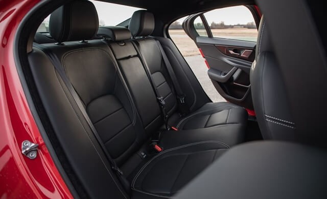 khoang-hanh-khach-xe-jaguar-xe