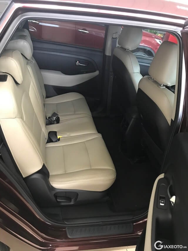 khoang-hanh-khach-xe-kia-rondo