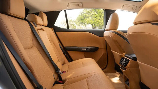 khoang-hanh-khach-xe-lexus-rz300e