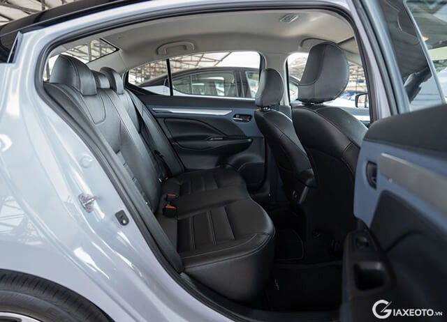 khoang-hanh-khach-xe-nissan-almera-2025