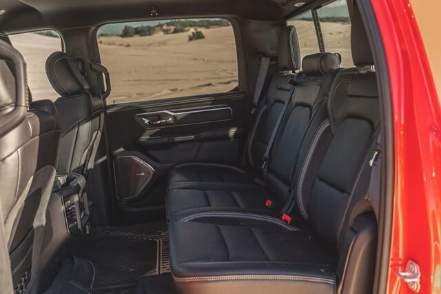 khoang-hanh-khach-xe-ram-1500-trx