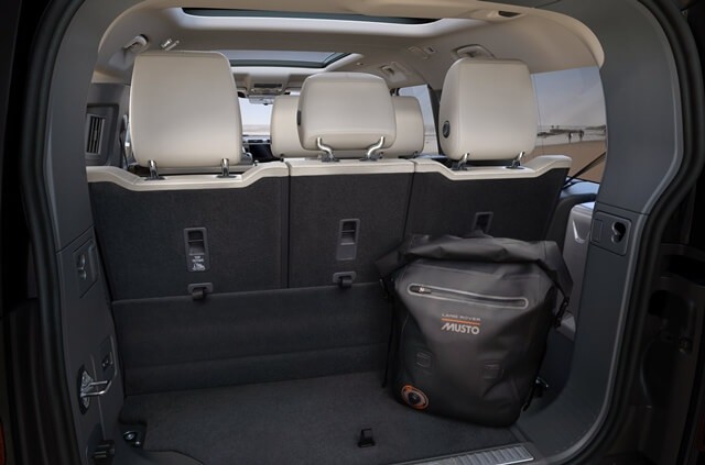 khoang-hanh-ly-xe-Land-Rover-Defender-130