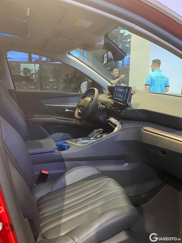 noi-that-khoang-lai-xe-peugeot-3008