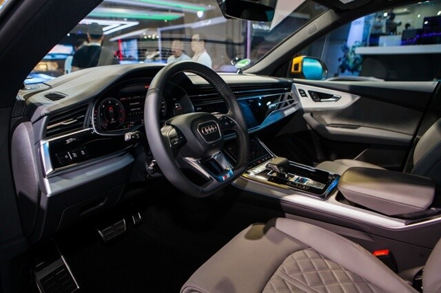 khoang-lai-xe-Audi-Q8