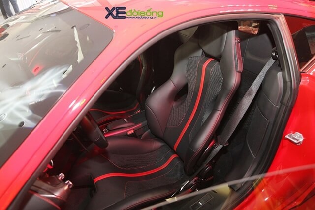 khoang-lai-xe-Ferrari-F8-Tributo