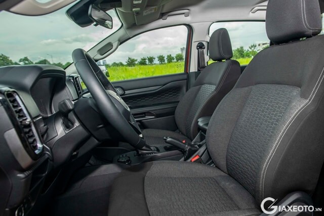 khoang-lai-xe-ford-ranger-xlt-2023