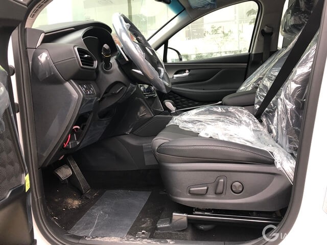 khoang-sau-hyundai-santafe-may-dau-mau-den