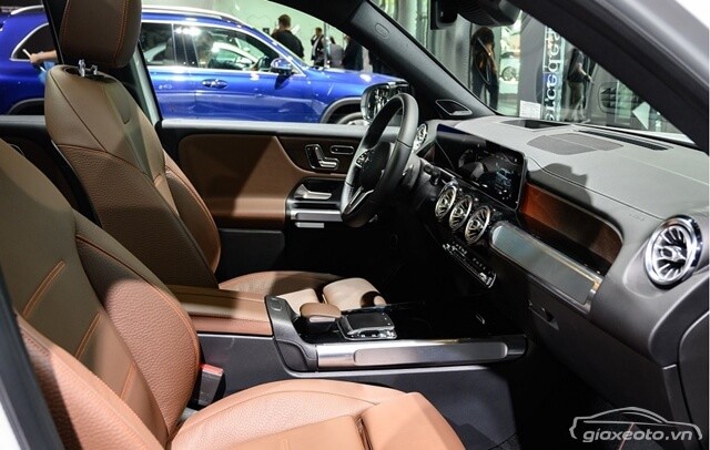 khoang-lai-xe-mercedes-benz-glb200