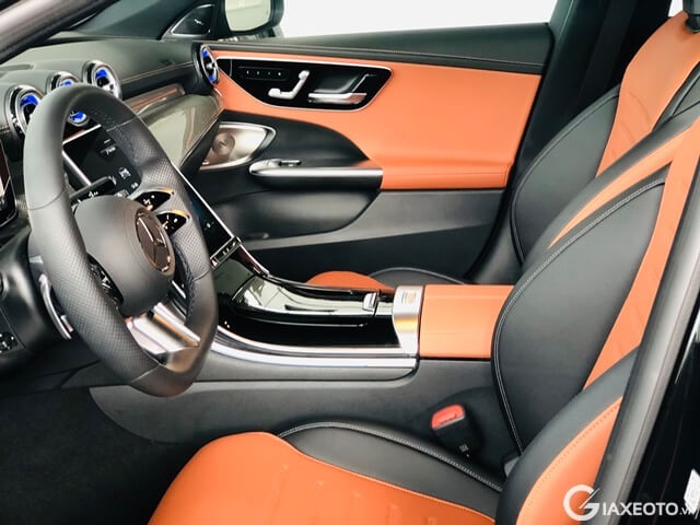 khoang-lai-xe-mercedes-c300-amg