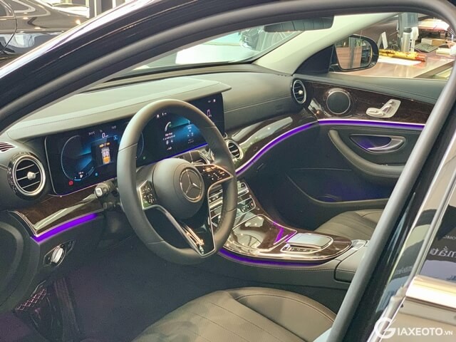 khoang-lai-xe-mercedes-benz-e200-exclusive