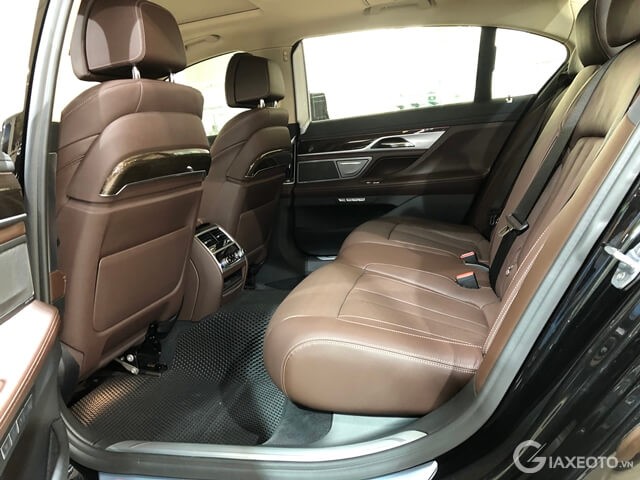 khoang-sau-xe-bmw-730li