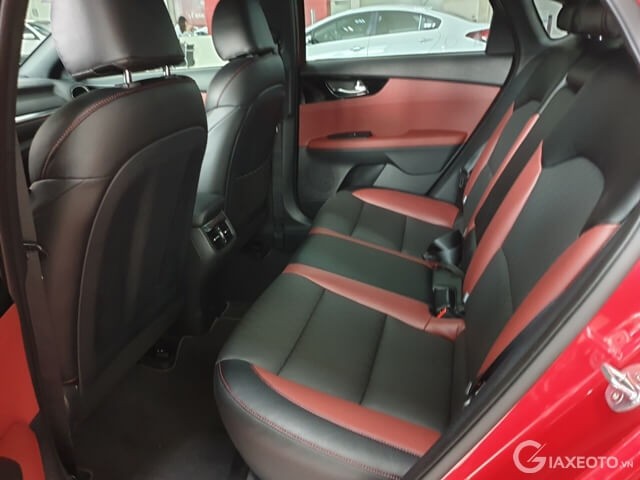 khoang-sau-xe-kia-cerato
