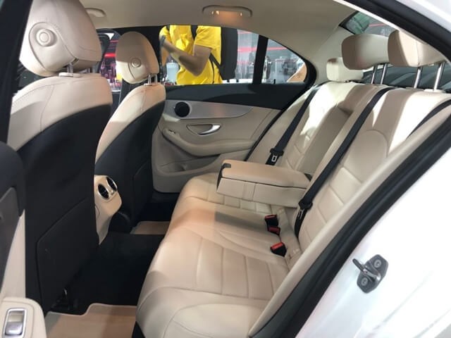 khoang-sau-xe-mercedes-benz-c180
