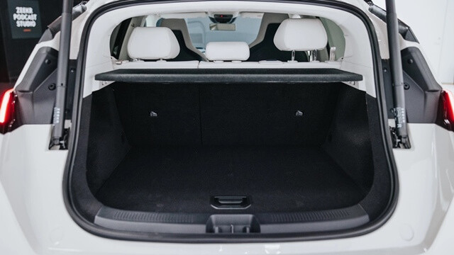 khong-gian-chua-do-zeekr-x