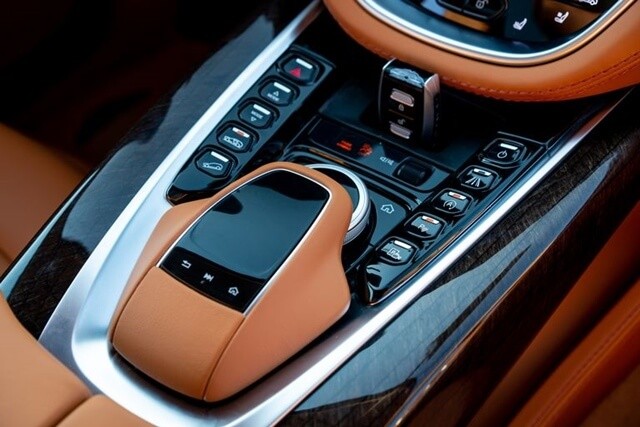 khu-dieu-khien-trung-tam-xe-aston-martin-dbx