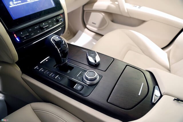 khu-vuc-can-so-xe-Maserati-Quattroporte-giaxeoto_vn