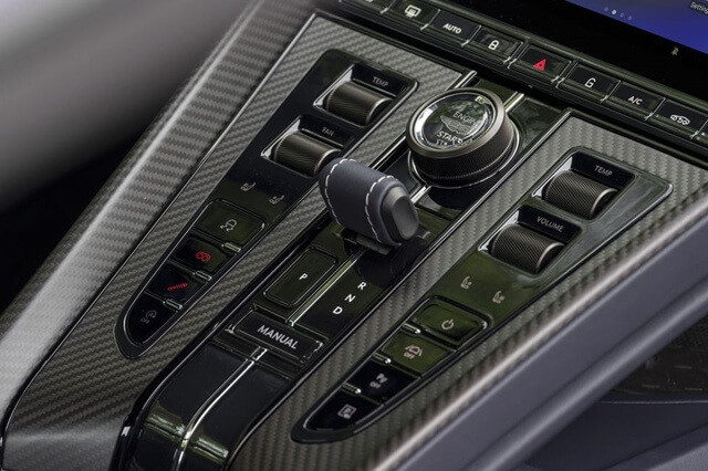 khu-vuc-can-so-xe-aston-martin-db12