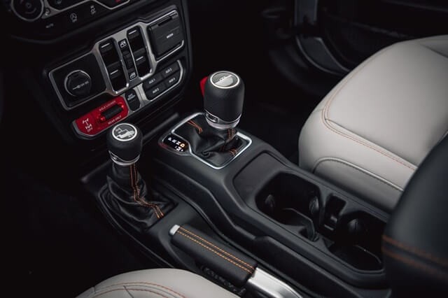 khu-vuc-can-so-xe-jeep-gladiator