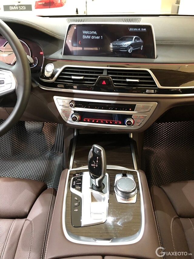 khu-vuc-trung-tam-xe-bmw-730li