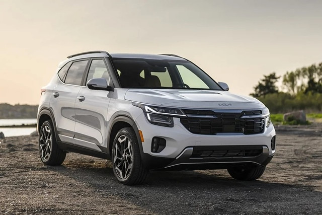 Seltos Vs. Santa Fe Hybrid:  The Features That Matter Most - d9p58g4