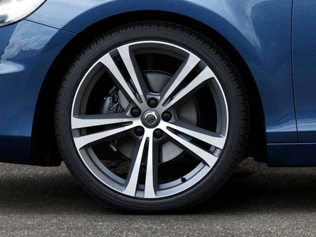 la-zang-Volvo-V40-2021