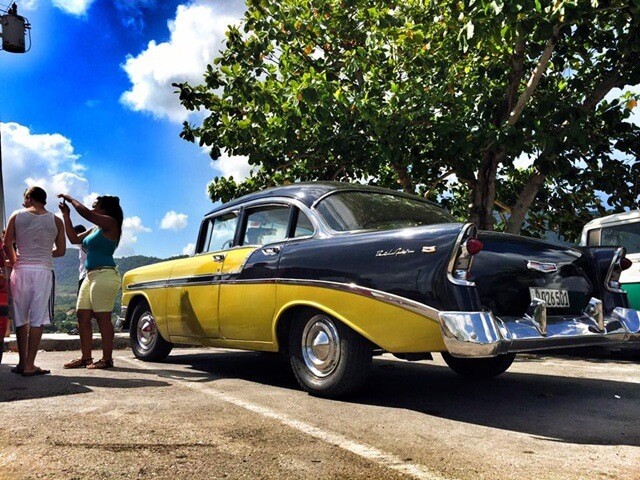 lai-la-xe-co-chevrolet-mau-vang-den