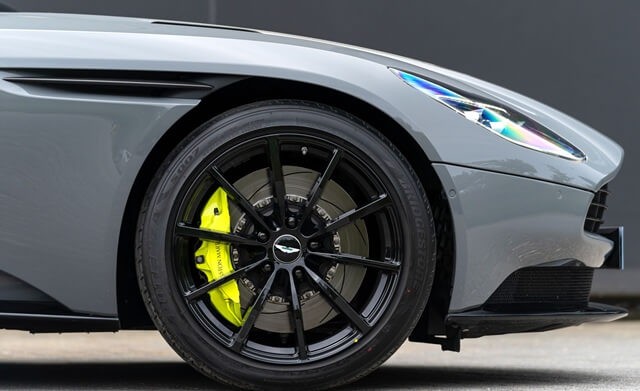 lop-xe-aston-martin-db11