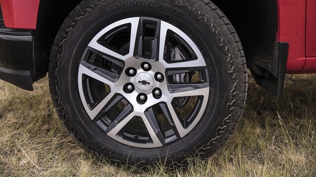 mam-xe-Chevrolet-Silverado-1500-crew-cab-4-wheel-ltz