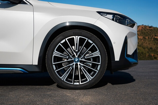 mam-xe-bmw-x1-the-he-thu-3