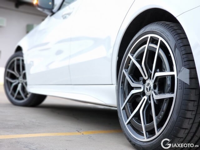 mam-xe-mercedes-c300-amg-first-edition