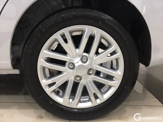 mam-xe-misubishi-attrage