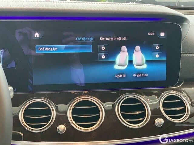 man-hinh-giai-tri-xe-mercedes-benz-e200-exclusive