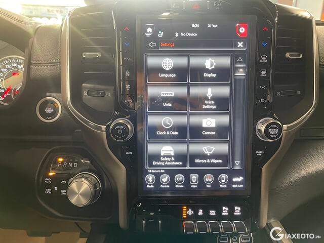 man-hinh-giai-tri-xe-ram-1500-laramie