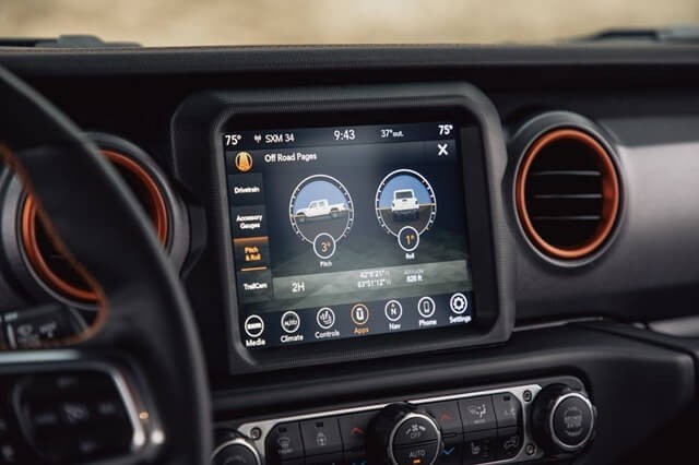 man-hinh-thong-tin-giai-tri-xe-jeep-gladiator