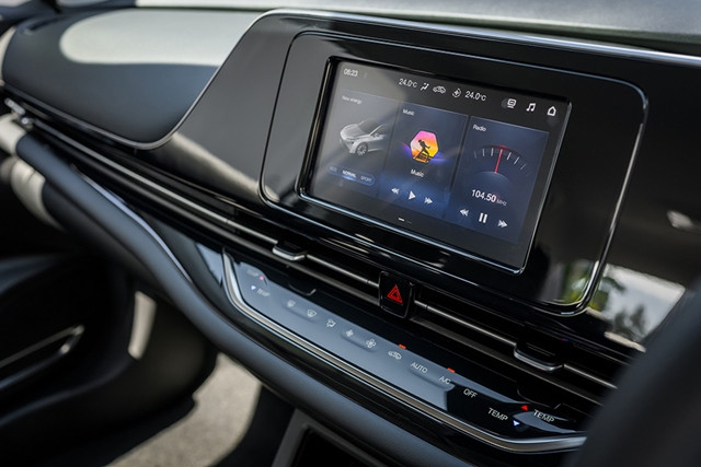 man-hinh-trung-tam-xe-gac-aion-es