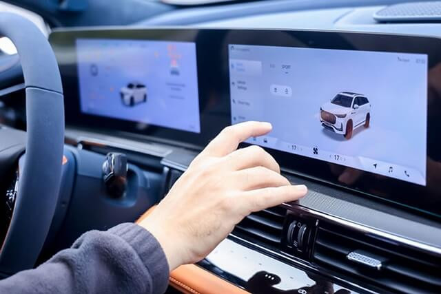 man-hinh-trung-tam-xe-omoda-e5