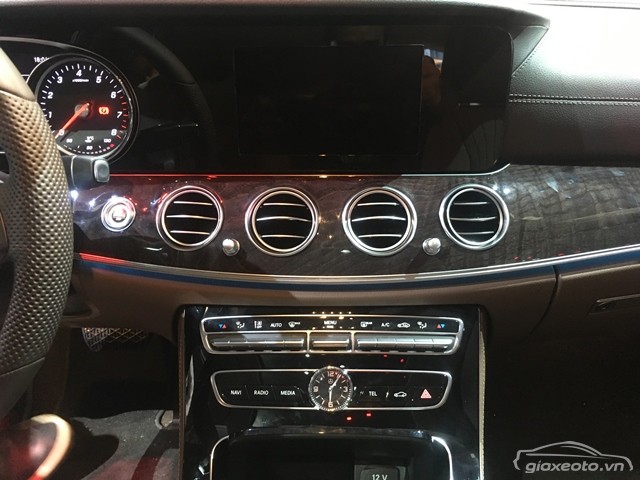 man-hinh-xe-mercedes-e250
