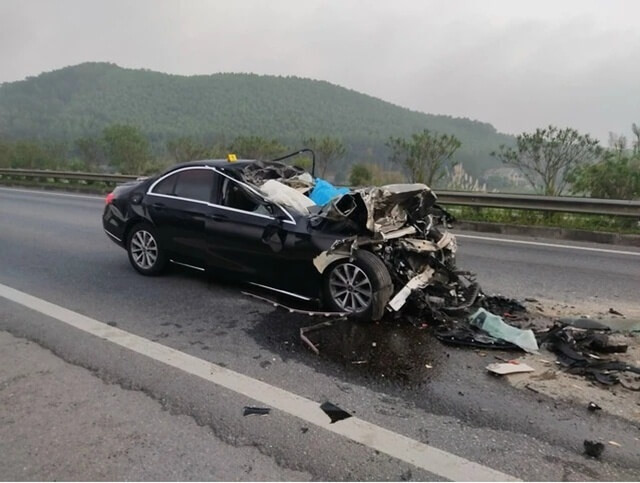mercedes-e-class-tai-nan-tren-cao-toc