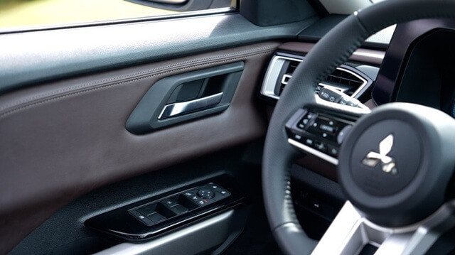 mitsubishi-destinator-phim-chuc-nang-tren-cua-xe