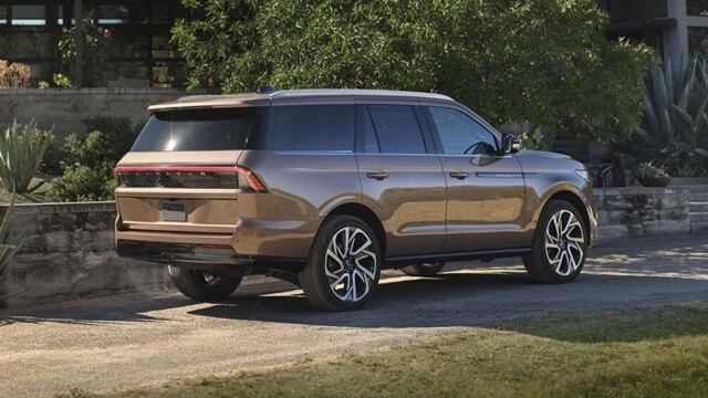 ngoai-that-lincoln-navigator-2025