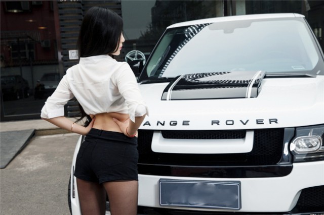 Người đẹp và xe Range Rover