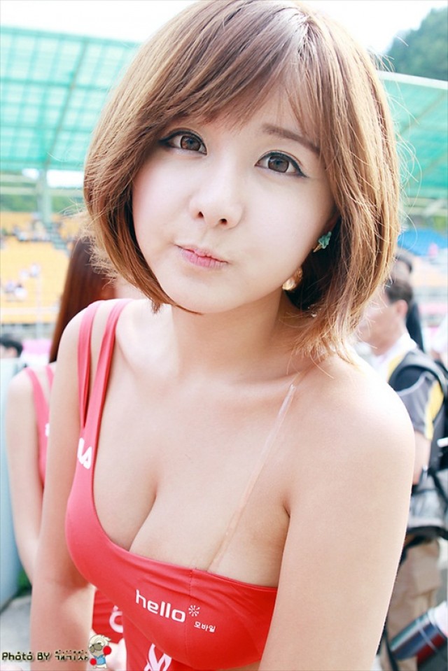 nguoi-dep-bikini-tren-duong-dua-cj-super-race-2013
