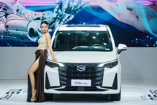 nguoi-dep-gian-hang-mg-vms-2024