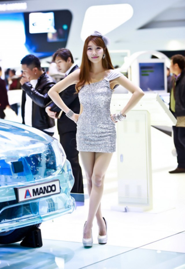 Siêu mẫu Hàn Quốc Go Jung Ah tạo dáng bên xe