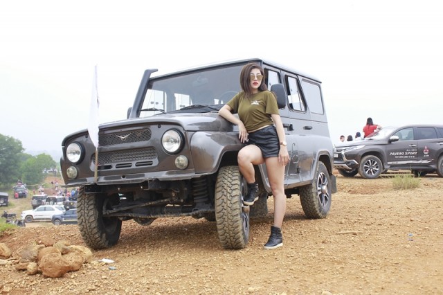nguoi-mau-anh-thu-gach-tao-dang-ben-xe-uaz-hunter