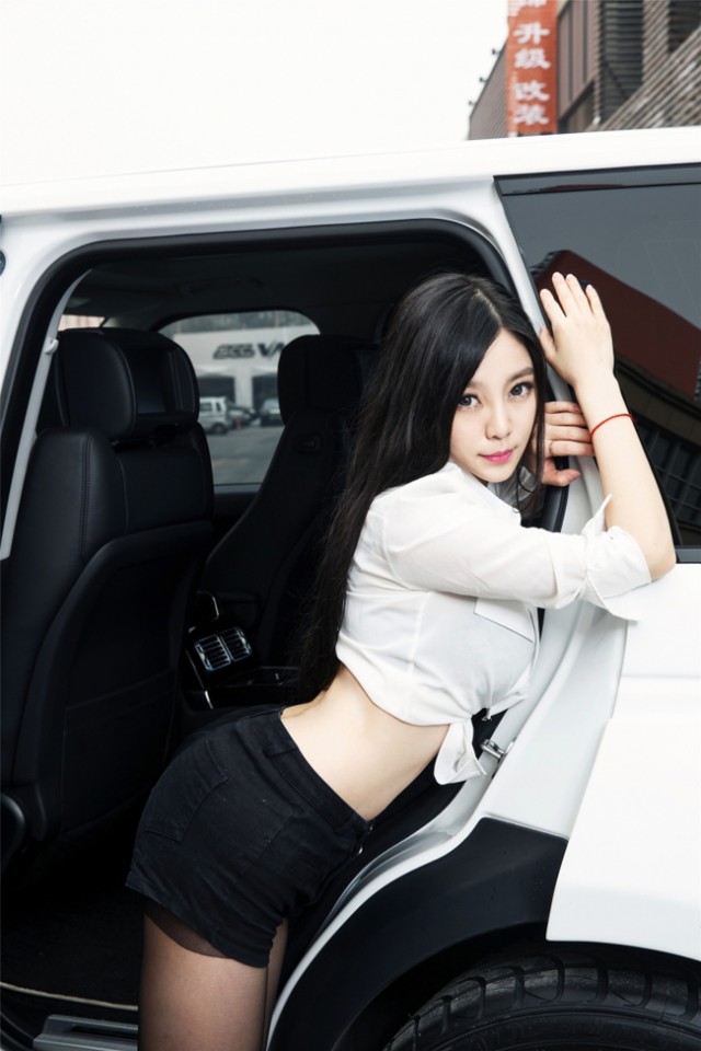 nguoi-mau-chau-a-ben-range-rover