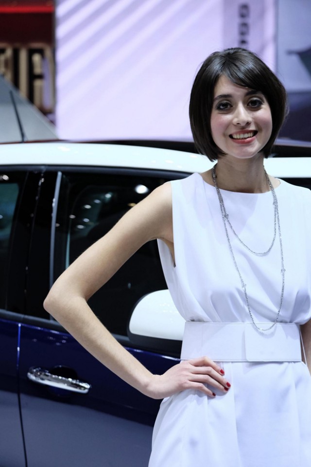 nguoi-mau-chau-au-va-xe